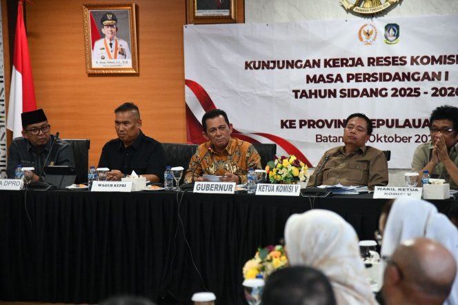 Gubernur Kepri, Ansar Ahmad saat terima kunjungan kerja Komisi V DPR RI didampingi Wakil Gubernur Kepri, Nyanyang Haris Pratamura,  di Graha Kepri, Batam Centre, Rabu (29/10/2025). (Diskominfo Kepri)
