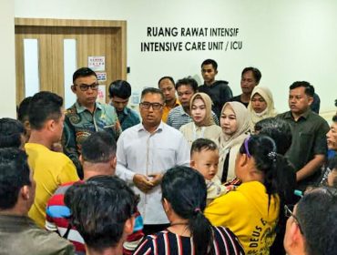 Wakil Gubenur Kepri, Nyanyang Haris Pratamura saat berdialog bersama keluarga Korban Kebakaran Kapal MT. Federal II,di PT ASL Shipyard, Kota Batam Kamis (16/10/2025). (Diskominfo Kepri)