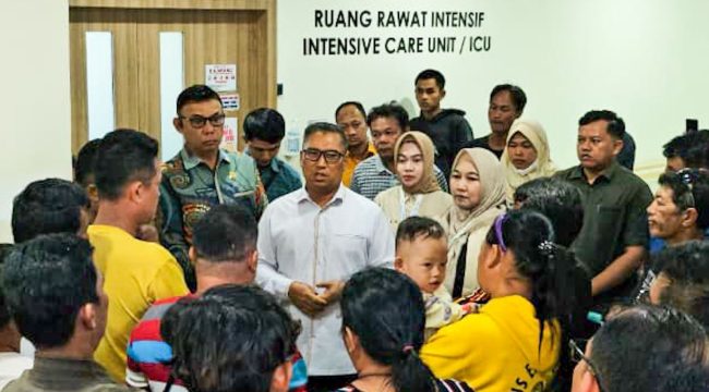 Wakil Gubenur Kepri, Nyanyang Haris Pratamura saat berdialog bersama keluarga Korban Kebakaran Kapal MT. Federal II,di PT ASL Shipyard, Kota Batam Kamis (16/10/2025). (Diskominfo Kepri)