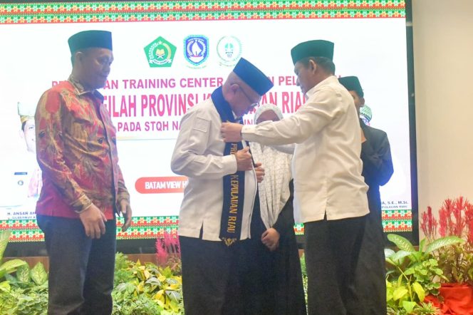
					Gubernur, Kepri, Ansar Ahmad saat melepas Kafilah STQH Nasional 2025 di Batam View Beach Resort, Rabu (08/10/2025). (Diskominfo Kepri)