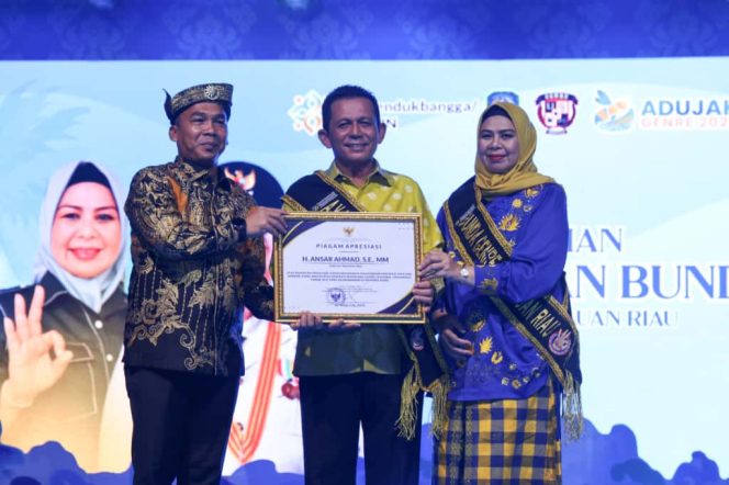 
					Menteri Kependudukan dan Pembangunan Keluarga RI, Wihaji, saat memberikan piagam penghargaan kepada Gubernur Kepri, Ansar Ahmad Ddidampingi  Istrinya Dewi Kulamasari Ansar di Pelataran Tugu Sirih, Tanjungpinang, Kamis (23/10/2025). (Diskominfo Kepri)