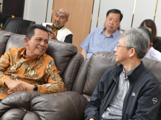 Gubernur Kepri, Ansar Ahmad saat melakukan pertemuan bersama Duta Besar Republik Rakyat Tiongkok (RRT) untuk Indonesia, Wang Lutong, di Ruang VIP Bandara Raja Haji Fisabilillah (RHF), Rabu (29/10/2025). (Diskominfo Kepri)