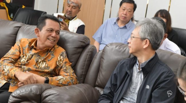 Gubernur Kepri, Ansar Ahmad saat melakukan pertemuan bersama Duta Besar Republik Rakyat Tiongkok (RRT) untuk Indonesia, Wang Lutong, di Ruang VIP Bandara Raja Haji Fisabilillah (RHF), Rabu (29/10/2025). (Diskominfo Kepri)