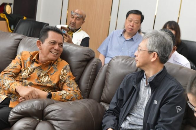 
					Gubernur Kepri, Ansar Ahmad saat melakukan pertemuan bersama Duta Besar Republik Rakyat Tiongkok (RRT) untuk Indonesia, Wang Lutong, di Ruang VIP Bandara Raja Haji Fisabilillah (RHF), Rabu (29/10/2025). (Diskominfo Kepri)