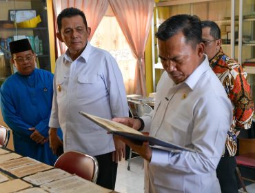 Menteri Kependudukan dan Pembangunan Keluarga, Wihaji, menyambangi Pulau Penyengat didampingi Gubernur Kepri, Ansar Ahmad, Kamis (23/10/2025). (Diskominfo Kepri)
