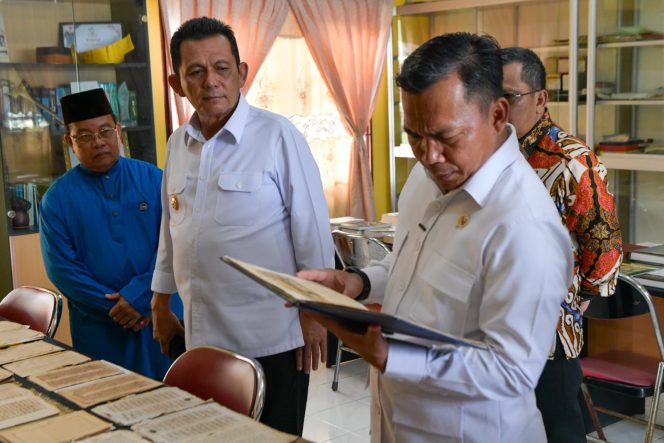 
					Menteri Kependudukan dan Pembangunan Keluarga, Wihaji, menyambangi Pulau Penyengat didampingi Gubernur Kepri, Ansar Ahmad, Kamis (23/10/2025). (Diskominfo Kepri)