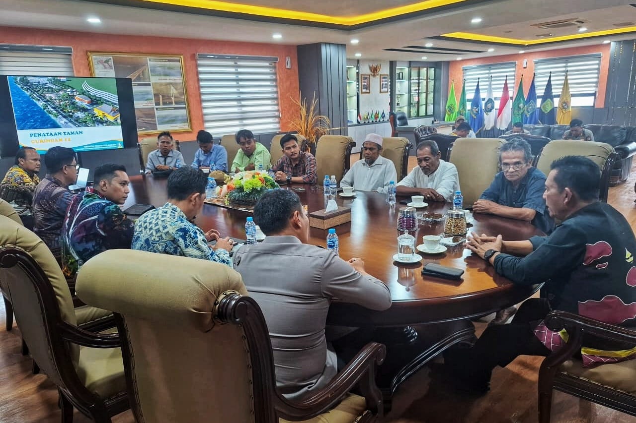 Gubernur Kepri, Ansar Ahmad saat menerima Audiensi Pedagang Taman Gurindam 12, di Ruang Rapatnya, Kamis (02/10/2025). (Diskominfo Kepri)