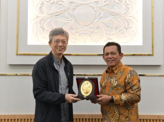 Duta Besar Republik Rakyat Tiongkok (RRT), Wang Lutong, saat menyerahkan cendra mata kepada Gubenur Kepri,  Ansar Ahmad di Ruang VIP Bandara Raja Haji Fisabilillah (RHF), Rabu (29/10/2025). (Diskominfo Kepri)