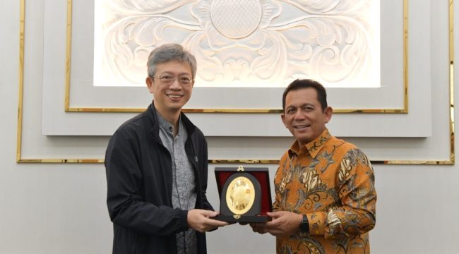 Duta Besar Republik Rakyat Tiongkok (RRT), Wang Lutong, saat menyerahkan cendra mata kepada Gubenur Kepri,  Ansar Ahmad di Ruang VIP Bandara Raja Haji Fisabilillah (RHF), Rabu (29/10/2025). (Diskominfo Kepri)