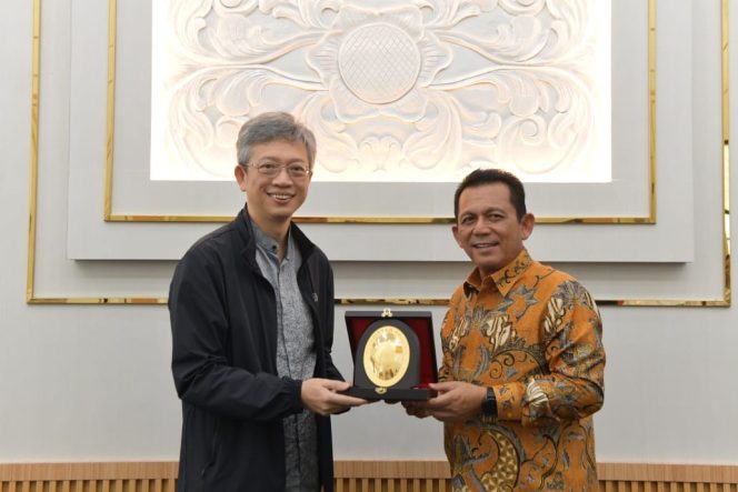 
					Duta Besar Republik Rakyat Tiongkok (RRT), Wang Lutong, saat menyerahkan cendra mata kepada Gubenur Kepri,  Ansar Ahmad di Ruang VIP Bandara Raja Haji Fisabilillah (RHF), Rabu (29/10/2025). (Diskominfo Kepri)