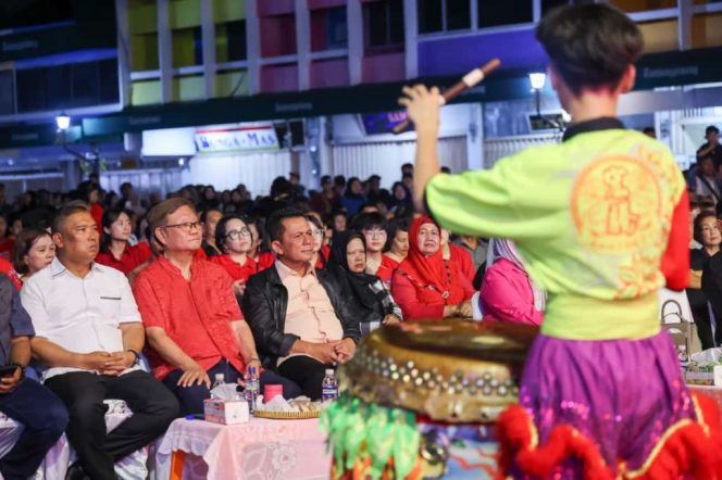 Gubernur Kepri, Ansar Ahmad saat menghaidiri Festival Moon Cake 2025, di Jalan Merdeka, Tanjungpinang,  Sabtu (04/10/2025). (Diskominfo Kepri)