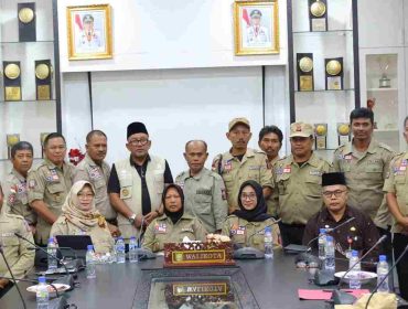 Wali Kota Tanjungpinang,  Lis Darmansyah saat foto bersama Taruna Siaga Bencana, di Ruang Rapatnya, Kamis (02/10/2025). (Diskominfo Kota Tanjungpinang)