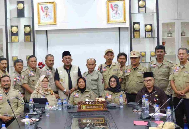 
					Wali Kota Tanjungpinang,  Lis Darmansyah saat foto bersama Taruna Siaga Bencana, di Ruang Rapatnya, Kamis (02/10/2025). (Diskominfo Kota Tanjungpinang)