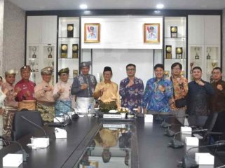 Wakil Wali Kota Tanjungpinang saat foto bersama Badan Pemeriksa Keuangan pada Pelaksanaan Pemeriksaan Kepatuhan atas Pengelolaan Barang Milik Daerah (BMD) di Ruang Rapat Kerjanya, Kamis (16/10/2025).  (Diskominfo Kota Tanjungpinang)