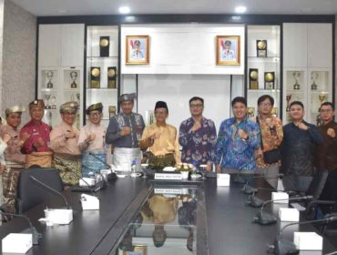Wakil Wali Kota Tanjungpinang saat foto bersama Badan Pemeriksa Keuangan pada Pelaksanaan Pemeriksaan Kepatuhan atas Pengelolaan Barang Milik Daerah (BMD) di Ruang Rapat Kerjanya, Kamis (16/10/2025).  (Diskominfo Kota Tanjungpinang)