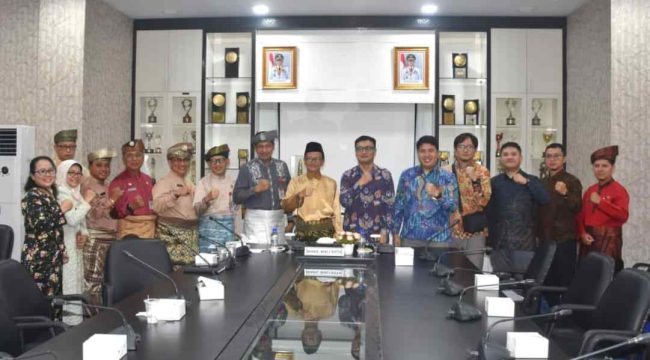 Wakil Wali Kota Tanjungpinang saat foto bersama Badan Pemeriksa Keuangan pada Pelaksanaan Pemeriksaan Kepatuhan atas Pengelolaan Barang Milik Daerah (BMD) di Ruang Rapat Kerjanya, Kamis (16/10/2025).  (Diskominfo Kota Tanjungpinang)