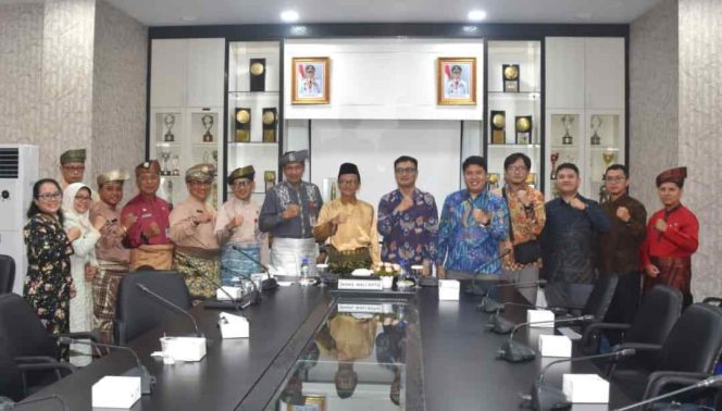 
					Wakil Wali Kota Tanjungpinang saat foto bersama Badan Pemeriksa Keuangan pada Pelaksanaan Pemeriksaan Kepatuhan atas Pengelolaan Barang Milik Daerah (BMD) di Ruang Rapat Kerjanya, Kamis (16/10/2025).  (Diskominfo Kota Tanjungpinang)