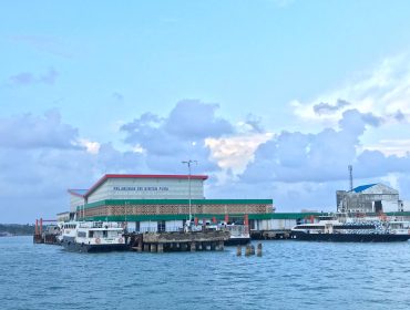 Suasana Pelabuham Sri Bintan Pura, Tanjungpinang.  (Nzl)