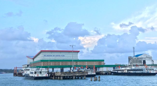 Suasana Pelabuham Sri Bintan Pura, Tanjungpinang.  (Nzl)