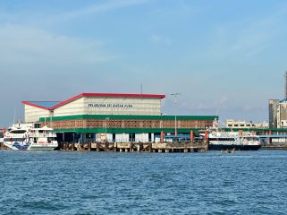 Suasana Pelabuhan Sri Bintan Pura, Tanjungpinang. (Nzl)