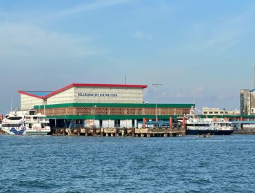 Suasana Pelabuhan Sri Bintan Pura, Tanjungpinang. (Nzl)