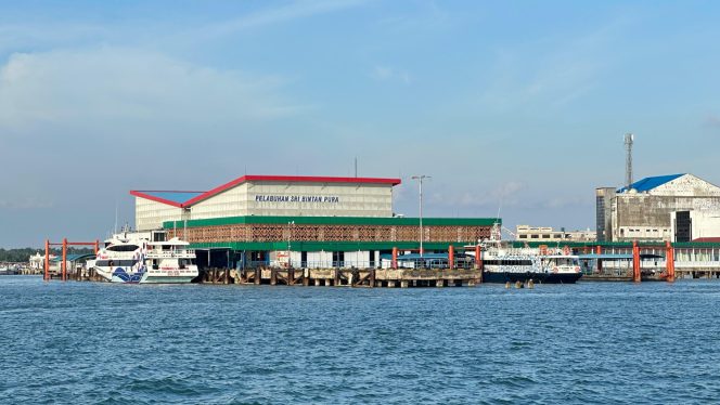 
					Suasana Pelabuhan Sri Bintan Pura, Tanjungpinang. (Nzl)
