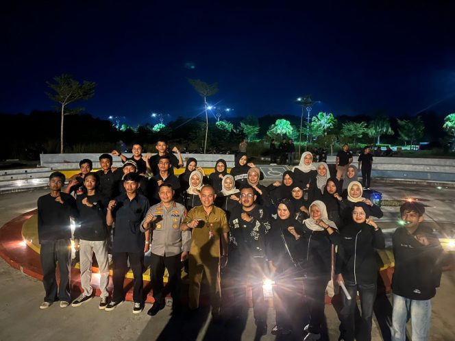 
					Kapolresta Tanjungpinang, Kombes Pol Hamam Wahyudi saat hadiriaksi simbolik 1000 lilin oleh Koalisi Distrik Tanjungpinang – Bintan, di Taman Migas Tun Telani, Dompak, Tanjungpinang, Selasa (30/9/2025). (Humas Polresta Tanjungpinang)