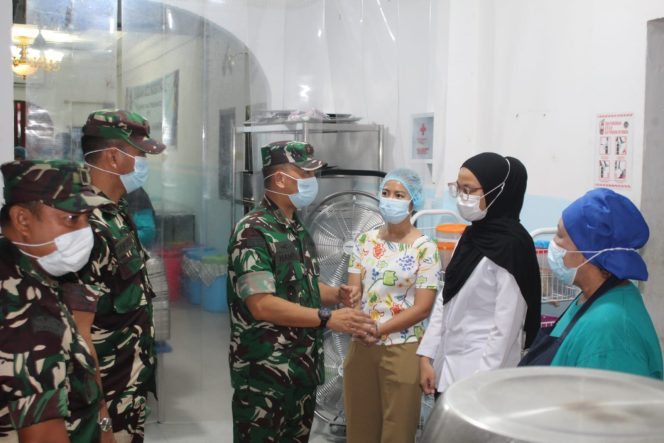 
					Dandim 0315/Tanjungpinang, Letkol Inf Abdul Hamid saat lakulan peninjauan program makanan bergizi gratis di wilayah Tanjungpinang, Selasa (30/9/2025). (Pendim0315)