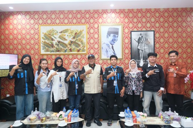 
					Wali Kota Tanjungpinang, Lis Darmansyah saat foto bersama Organisasi Badan Eksekutif Mahasiswa Fakultas Ilmu Sosial dan Ilmu Politik Universitas Maritim Raja Ali Haji, di Ruang Rapat Kerja Wali Kota, Kamis (02/10/2025). (Istimewa)