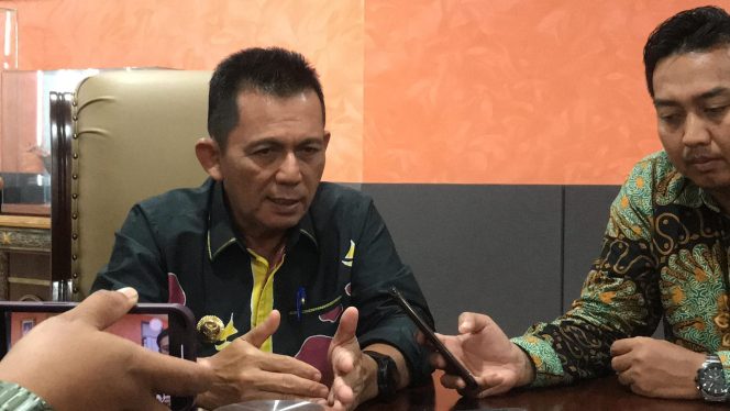 
					Gubernur Kepri, Ansar Ahmad saat diwawancarai awak media, di ruang rapat kerjanya, Kamis (02/10/2025). (Nzl)