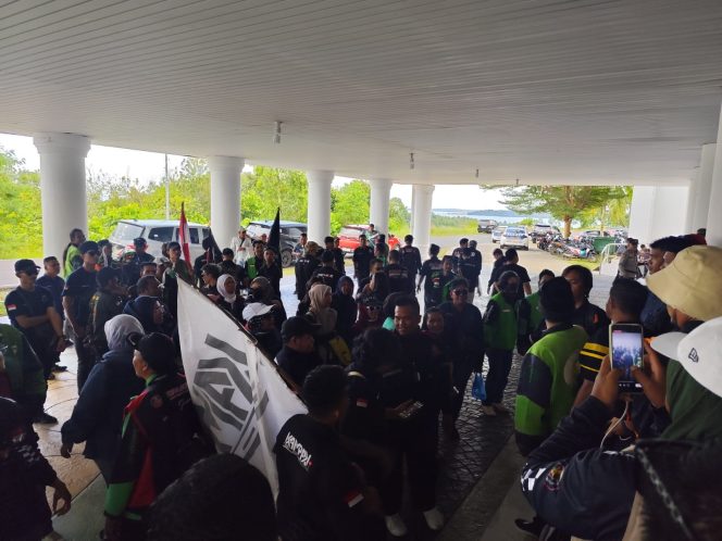 
					Suasana Ratusan Ojek Online lakukan aksi damai di depan Gedung Wan Seri Beni, Dompak, Tanjungpinang, Kamis (02/10/2025). (Nzl)