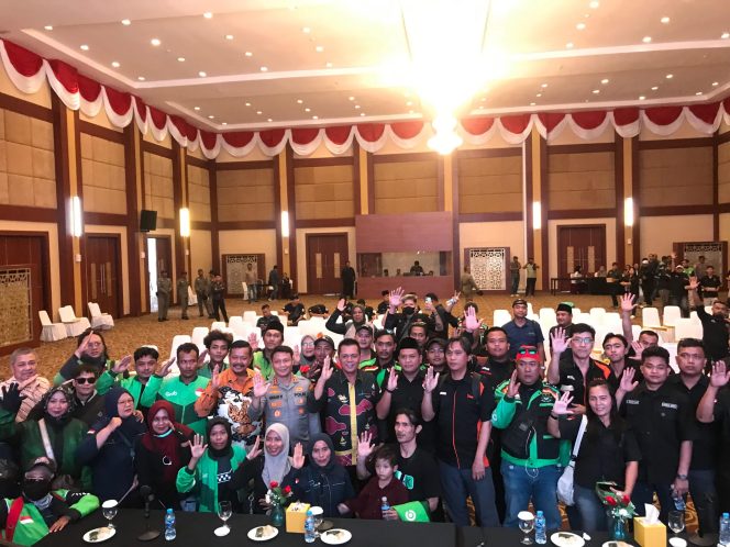 
					Gubernur Kepri, Ansar Ahmad saat foto bersama Aliansi Driver Ojek Batam, di Gedung Wan Seri Beni, Dompak, Tanjungpinang, Kamis (02/10/2025). (Nzl)