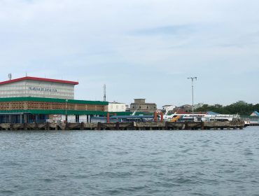Suasana Pelabuhan Sri Bintan Pura, Tanjungpinang. (Nzl)