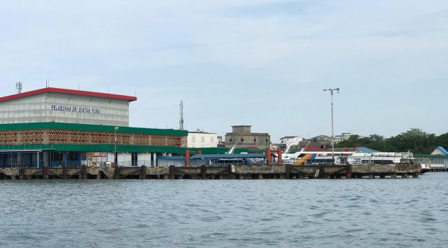 Suasana Pelabuhan Sri Bintan Pura, Tanjungpinang. (Nzl)