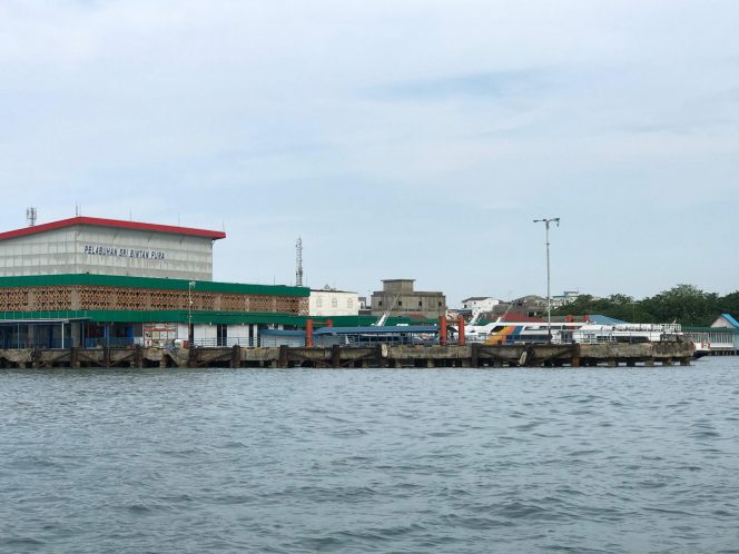 
					Suasana Pelabuhan Sri Bintan Pura, Tanjungpinang. (Nzl)