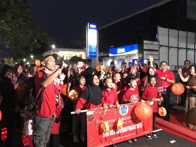 Moment oeserta Festival Moon Cake 2025 saat foro bersama, di Jalan Merdeka Kota Lama Tanjungpinang, Sabtu (04/10/2025). (Nzl)
