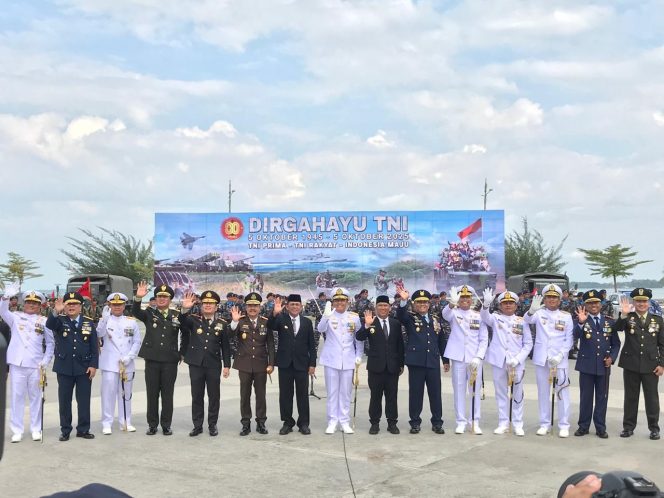 
					Gubernur Kepri, Ansar Ahmad saat foto bersama jajaran Polri dan TNI pada peringatan Hari Ulang Tahun (HUT) ke-80 yang digelar di kawasan Tugu Sirih, Tanjungpinang, Minggu (05/10/2025). (Nzl)