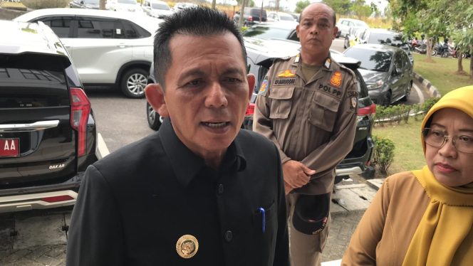 
					Gubernur Kepri, Ansar Ahmad saat diwawancarai awak media, Senin (06/10/2025). (Nzl)