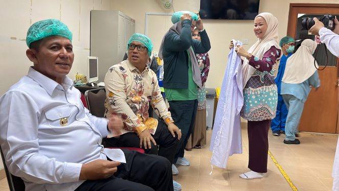 
					Gubernur Kepri, Ansar Ahmad didampingi Wakil Gubernur Kepri Nyanyang Haris Pratamura persiapan    
intervensi jantung canggih rotational atherectomy, di Rumah Sakit Umum Daerah Raja Ahmad Tabib, Tanjungpinang, Sabtu (04/10/2025). (Nzl)