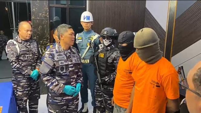 
					Pangkalan Angkatan Laut (Lanal) Bintan menangkap dua pelaku dan amankan 9,3 Kg Narkoba, di perairan Selat Riau pada Selasa (7/10/2025). (Istimewa)