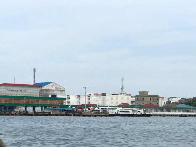 
					Suasana Pelabuhan Sri Bintan Pura, Tanjungpinang. (Nzl)