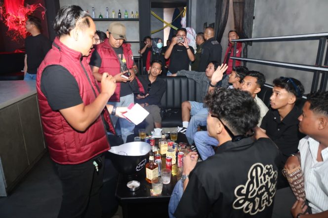 
					Polda Kepri saat melakukan Razia THM di wilayah Batam, Sabtu (11/10/2025). (Humas Polda Kepri)