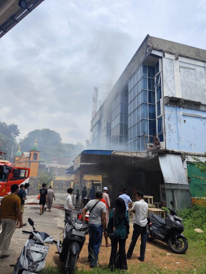 
					Suasana Kebakaran Kedai Kopi di Jalan Wiratno, Tanjungpinang, Kepulauan Riau, Minggu (12/10/2025). (Istimewa)