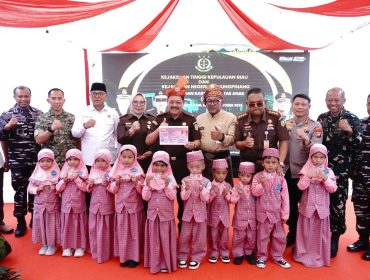 Kajati Kepri, J. Devy Sudarso di dampingi Wali Kota Tanjungpinang,  Lis Darmansyah dan Kejari Tanjungpinang,  Rachmad Surya Lubis 
saat lakukan pembagian KIA kepada 10 orang anak dan 3 pendamping, Senin (13/10/2025). (Kejaksaan Tinggi Kepulauan Riau)