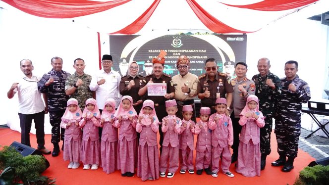 
					Kajati Kepri, J. Devy Sudarso di dampingi Wali Kota Tanjungpinang,  Lis Darmansyah dan Kejari Tanjungpinang,  Rachmad Surya Lubis 
saat lakukan pembagian KIA kepada 10 orang anak dan 3 pendamping, Senin (13/10/2025). (Kejaksaan Tinggi Kepulauan Riau)