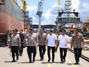 Kapolda Kepri,  Irjen Pol Asep Safrudin bersama Satreskrim Polresta Barelang meninjau langsung lokasi kejadian kebakaran Kapal MT Federal II di PT ASL Marine Shipyard, Kelurahan Tanjung Uncang, Kecamatan Batu Aji, Batam, Rabu (15/10/2025). (Humas Polda Kepri)