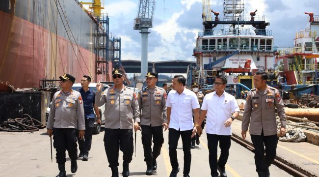 Kapolda Kepri,  Irjen Pol Asep Safrudin bersama Satreskrim Polresta Barelang meninjau langsung lokasi kejadian kebakaran Kapal MT Federal II di PT ASL Marine Shipyard, Kelurahan Tanjung Uncang, Kecamatan Batu Aji, Batam, Rabu (15/10/2025). (Humas Polda Kepri)