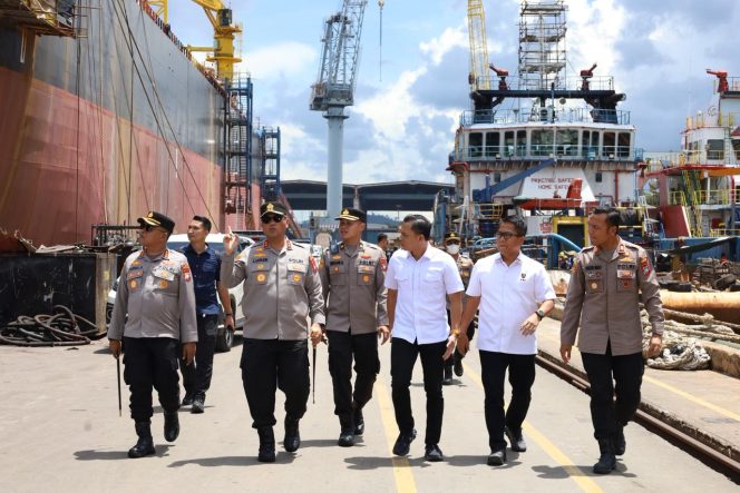 
					Kapolda Kepri,  Irjen Pol Asep Safrudin bersama Satreskrim Polresta Barelang meninjau langsung lokasi kejadian kebakaran Kapal MT Federal II di PT ASL Marine Shipyard, Kelurahan Tanjung Uncang, Kecamatan Batu Aji, Batam, Rabu (15/10/2025). (Humas Polda Kepri)