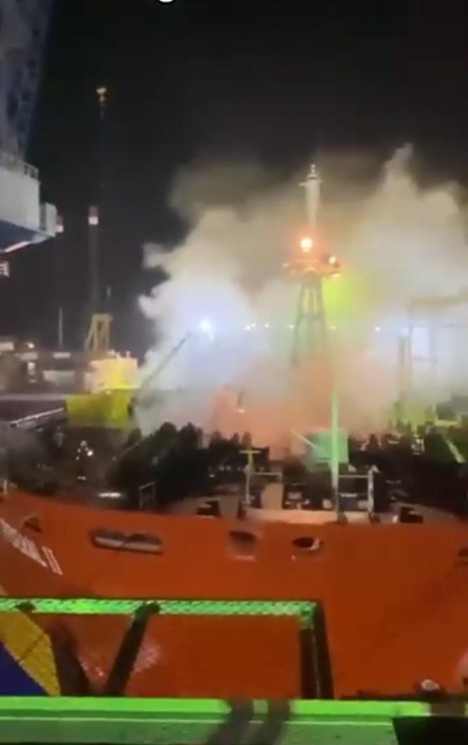 
					Suasana kapal  MT Federal II terbakar diPT. ASL Shipyard Tanjung Uncang, Batu Aji, Batam, Kepulauan Riau, Rabu (15/10/2025). (Istiemewa)