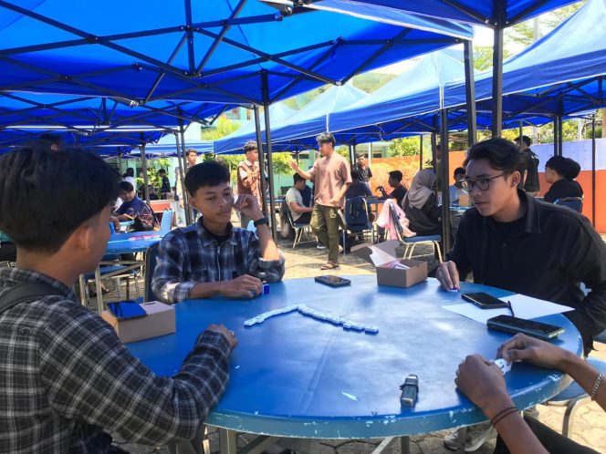 moment peserta domino saat bertanding [ada ajak festival BEM FISIP BERGEMA, di Halaman Taman FISIP Setempat, Dompak, Tanjungpinang, Sabtu (18/10/2025). (Nzl)